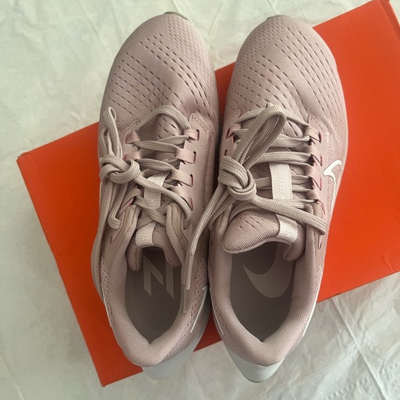 Nike Zoom Air Pegasus 38 - Picture 2 of 8